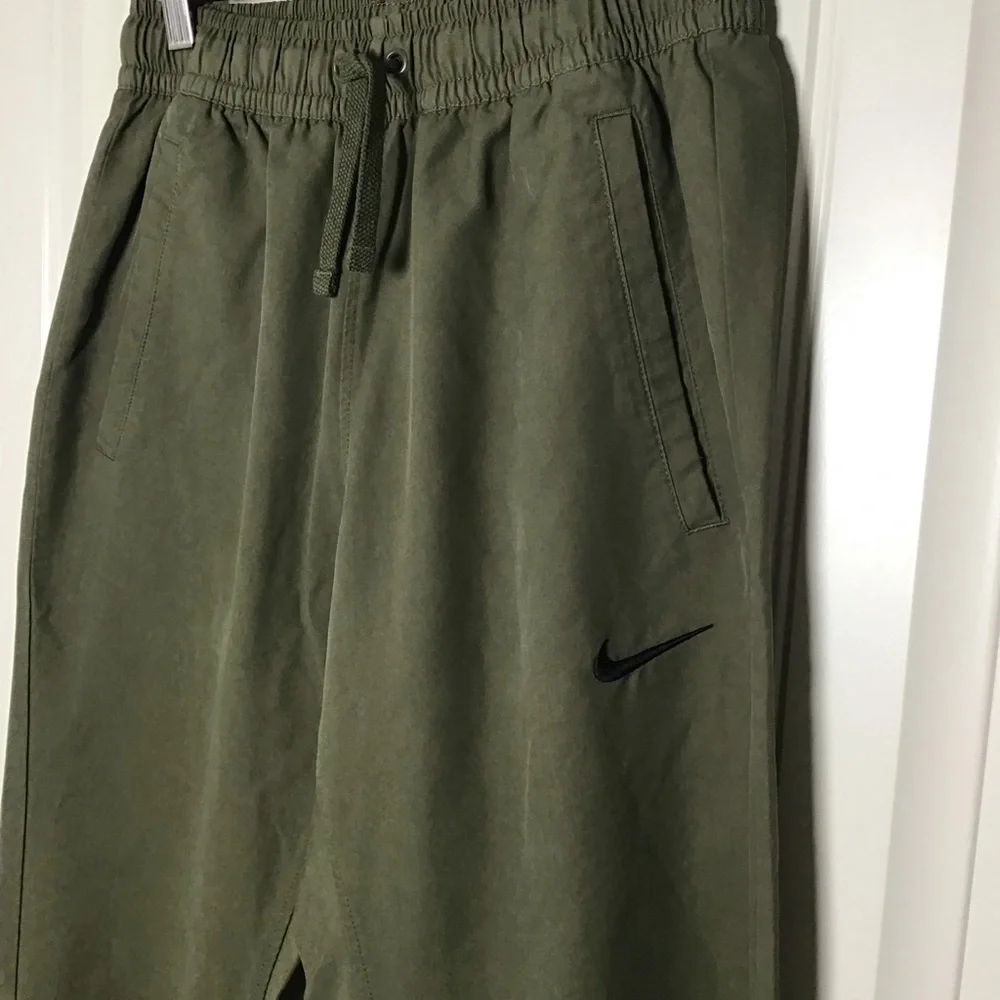 Nike Slim Fit Jogger in Olive Green Size Small.